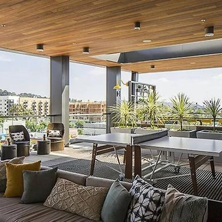Modern And Lavish Apartment Glendale Exterior photo