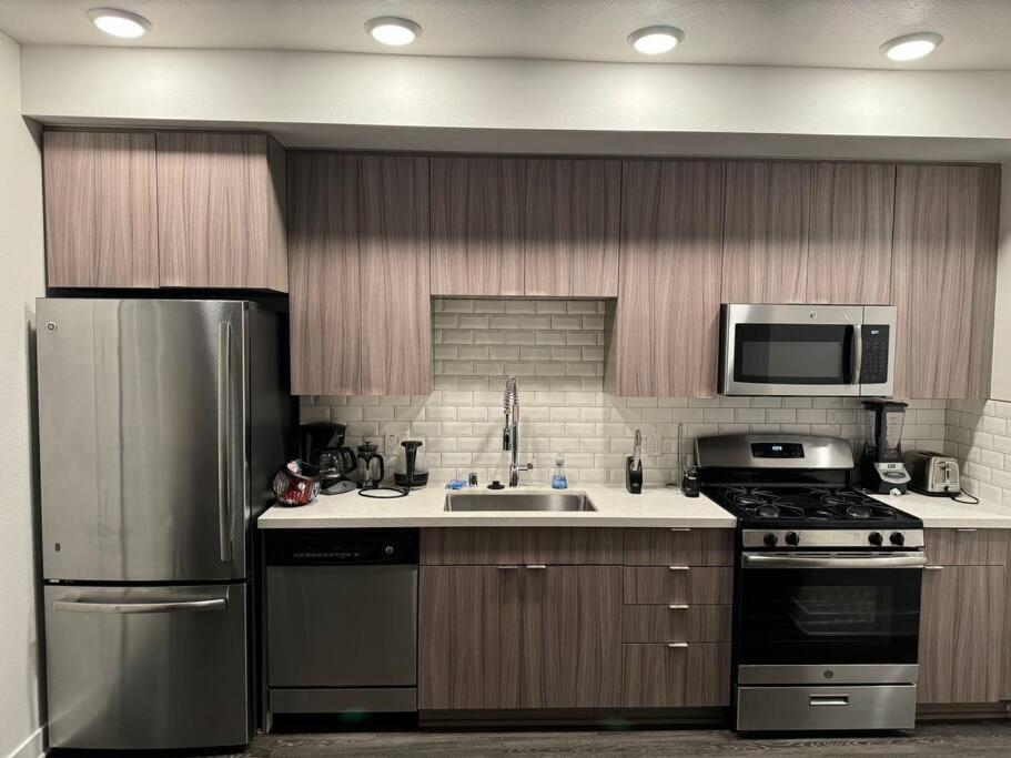 Modern And Lavish Apartment Glendale Exterior photo