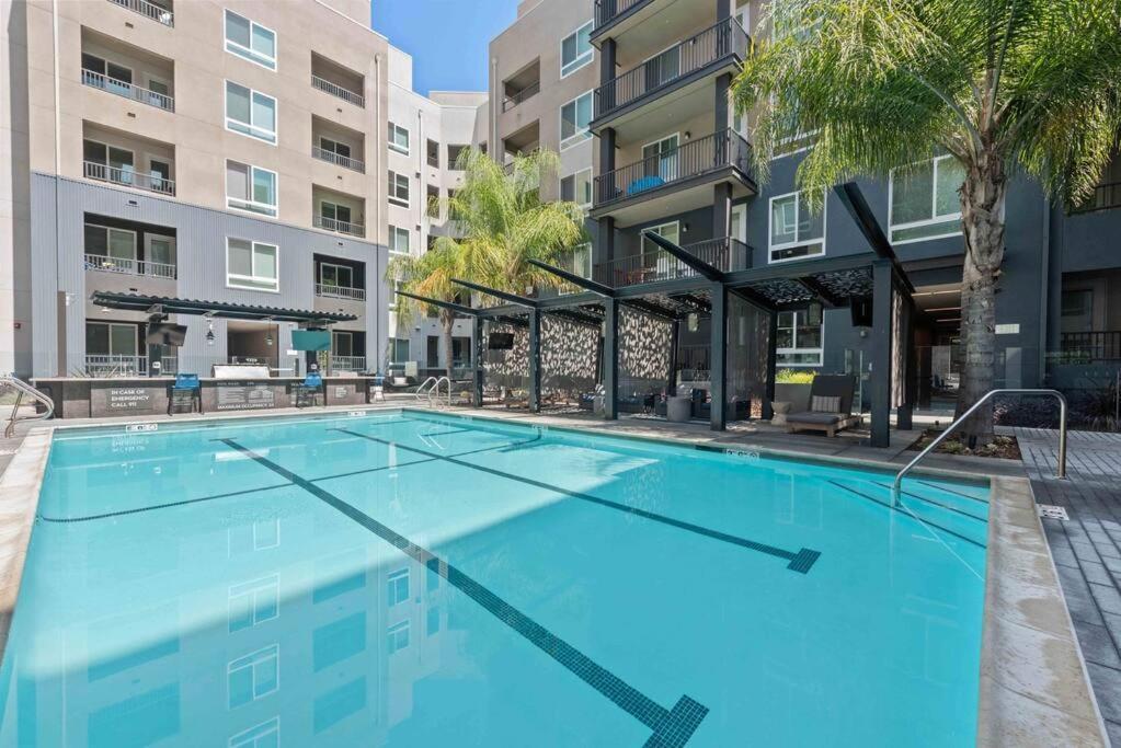 Modern And Lavish Apartment Glendale Exterior photo