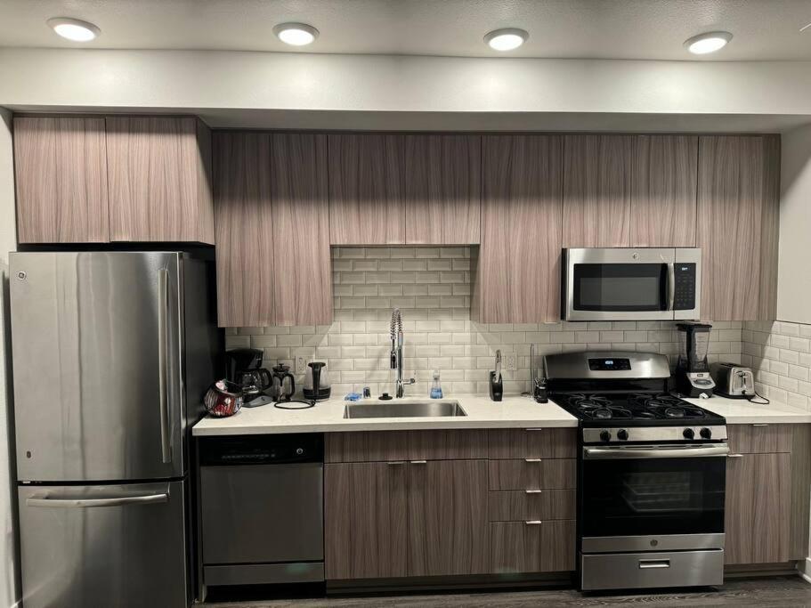 Modern And Lavish Apartment Glendale Exterior photo