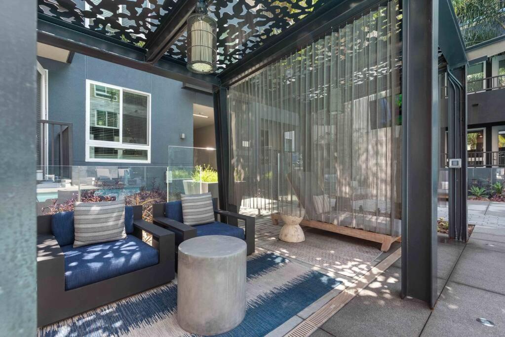Modern And Lavish Apartment Glendale Exterior photo