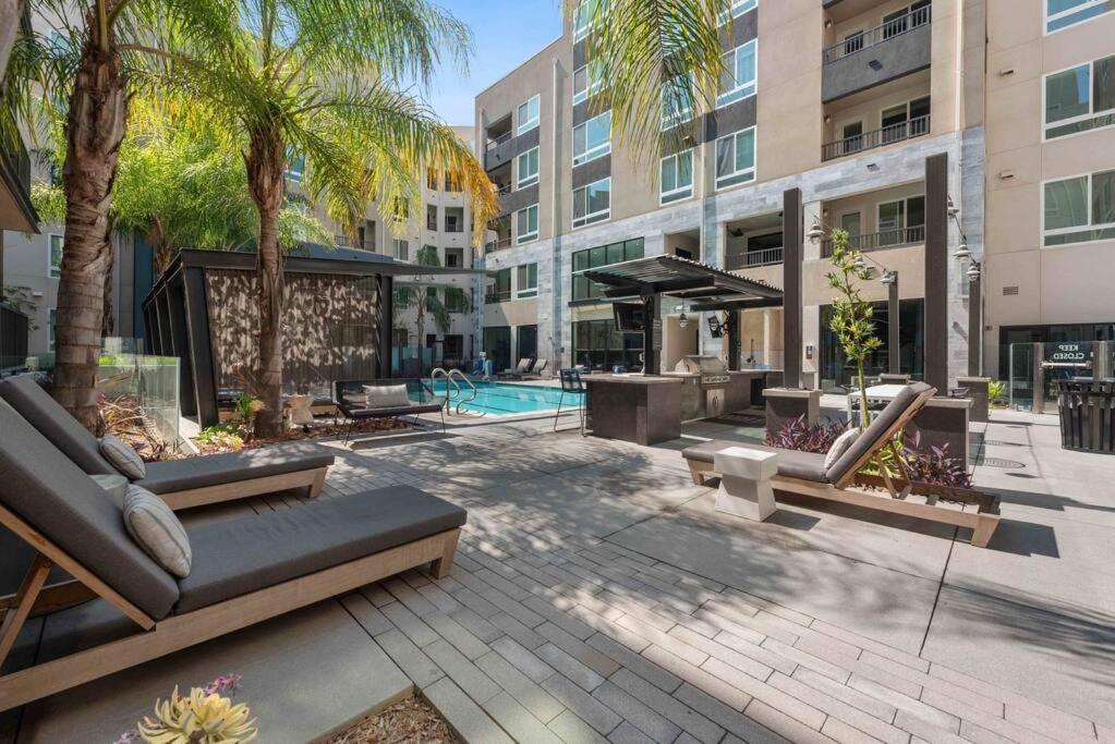 Modern And Lavish Apartment Glendale Exterior photo