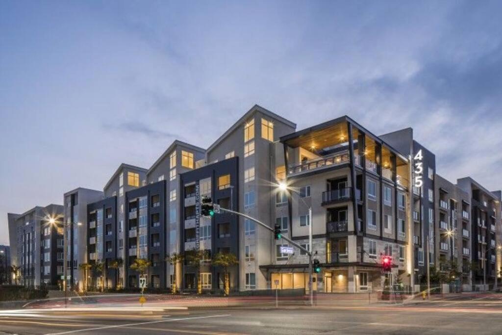 Modern And Lavish Apartment Glendale Exterior photo